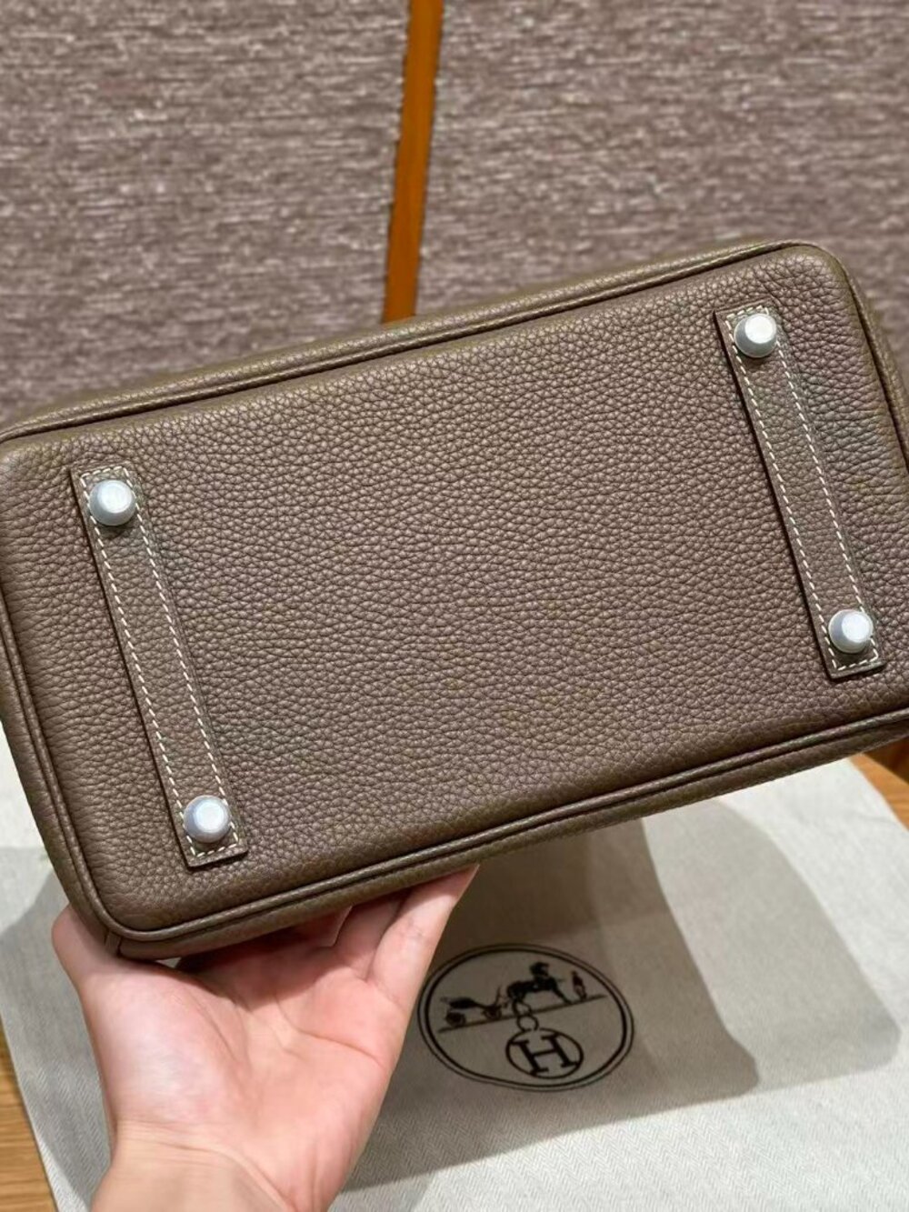 Classic Hermes Bag: A Stylish and Versatile Choice for Elegance - Picture 5 of 6